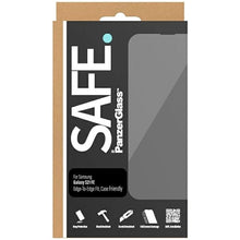 Заредете изображение във визуализатора на галерията – SAFE by PanzerGlass Edge-to-Edge tempered glass for Samsung Galaxy S21 FE - with black frame
