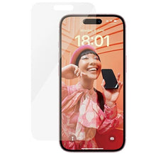 Заредете изображение във визуализатора на галерията – PanzerGlass Classic Fit glass for iPhone 15
