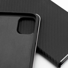 Заредете изображение във визуализатора на галерията – LUNA Book Carbon for IPHONE 17 black
