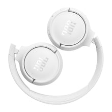 Заредете изображение във визуализатора на галерията – JBL Tune 520BT wireless on-ear Bluetooth 5.3 headphones - white
