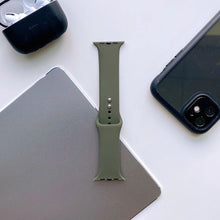 Заредете изображение във визуализатора на галерията – Tech-Protect IconBand for Apple Watch 4 / 5 / 6 / 7 / 8 / 9 / SE (38/40/41 mm) - green
