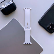 Заредете изображение във визуализатора на галерията – Tech-Protect IconBand for Apple Watch 4 / 5 / 6 / 7 / 8 / 9 / SE / Ultra 1 / 2 (42/44/45/49 mm) - white
