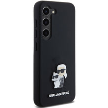 Заредете изображение във визуализатора на галерията – Original Pouch KARL LAGERFELD  hardcase Silicone Karl&amp;Choupette Metal Pin KLHCS24SSMHKCNPK for Samsung Galaxy S24 black

