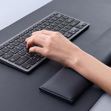 Заредете изображение във визуализатора на галерията – Baseus MagPro Series II BS-PS037 desk mat with wrist rest and inductive charger - black
