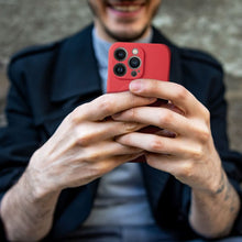 Заредете изображение във визуализатора на галерията – SILICONE MAG COVER case compatible with MagSafe for IPHONE 17 red

