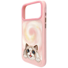 Заредете изображение във визуализатора на галерията – NIMMY case BIG EYED LYING RAGDOLL CAT compatible with MagSafe for IPHONE 18 Pro Max/17 Pro Max pink
