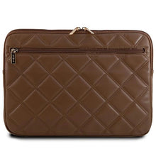 Заредете изображение във визуализатора на галерията – Guess Quilted 4G cover for a 14" laptop - brown

