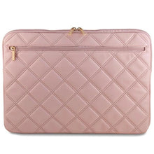 Заредете изображение във визуализатора на галерията – Guess Quilted 4G cover for a 16" laptop - pink
