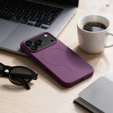 Заредете изображение във визуализатора на галерията – Гръб Silicone Mag Cover за iPhone 18 Pro / 17 Pro с MagSafe (с голям отвор) - бордо – снимка 4
