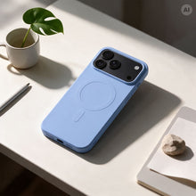 Заредете изображение във визуализатора на галерията – Гръб Silicone Mag Cover за iPhone 18 Pro Max / 17 Pro Max с MagSafe (с голям отвор) - светлосин – снимка 4
