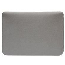 Заредете изображение във визуализатора на галерията – Karl Lagerfeld Sleeve KLCS14SAKCPMG 14" silver/silver Saffiano Karl&amp;Choupette
