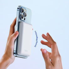 Заредете изображение във визуализатора на галерията – Duzzona magnetic powerbank 5000 mAh with wireless charging function (MagSafe, Qi) USB-C 20W white (W4) - TopMag
