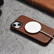 Заредете изображение във визуализатора на галерията – iCarer Oil Wax Premium Leather Case iPhone 14 Magnetic Leather Case with MagSafe Brown (WMI14220701-RB) - TopMag
