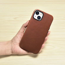 Заредете изображение във визуализатора на галерията – iCarer Oil Wax Premium Leather Case iPhone 14 Magnetic Leather Case with MagSafe Brown (WMI14220701-RB) - TopMag
