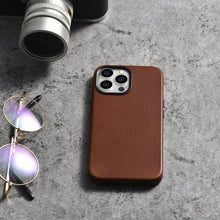 Заредете изображение във визуализатора на галерията – iCarer Oil Wax Premium Leather Case iPhone 14 Pro Magnetic Leather Case with MagSafe Brown (WMI14220702-RB) - TopMag
