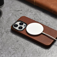 Заредете изображение във визуализатора на галерията – iCarer Oil Wax Premium Leather Case iPhone 14 Pro Magnetic Leather Case with MagSafe Brown (WMI14220702-RB) - TopMag
