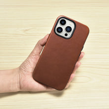 Заредете изображение във визуализатора на галерията – iCarer Oil Wax Premium Leather Case Leather Case for iPhone 14 Pro Max Magnetic with MagSafe brown (WMI14220704-RB) - TopMag
