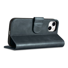 Заредете изображение във визуализатора на галерията – iCarer Oil Wax Wallet Case 2in1 case iPhone 14 Flip Leather Cover Anti-RFID blue (WMI14220721-BU) - TopMag
