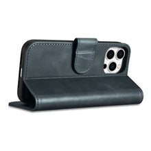 Заредете изображение във визуализатора на галерията – iCarer Oil Wax Wallet Case 2in1 Case iPhone 14 Pro Max Leather Flip Cover Anti-RFID Blue (WMI14220724-BU) - TopMag
