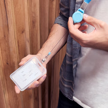 Заредете изображение във визуализатора на галерията – Ski pass tag with card case + light blue lanyard - TopMag
