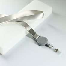 Заредете изображение във визуализатора на галерията – Ski pass tag with card case + gray lanyard - TopMag
