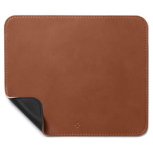 Заредете изображение във визуализатора на галерията – Spigen LD301 MOUSE PAD BROWN - TopMag
