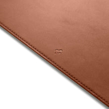 Заредете изображение във визуализатора на галерията – Spigen LD302 DESK PAD BROWN - TopMag
