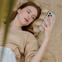 Заредете изображение във визуализатора на галерията – Uniq case Coehl Meadow iPhone 14 6.1 "pink / spring pink - TopMag
