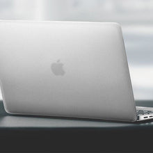 Заредете изображение във визуализатора на галерията – UNIQ etui Husk Pro Claro MacBook Air 13" (2020) przezroczysty/dove matte clear - TopMag
