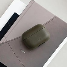 Заредете изображение във визуализатора на галерията – UNIQ etui Terra AirPods Pro Genuine Leather czarny/black - TopMag
