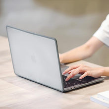 Заредете изображение във визуализатора на галерията – UNIQ etui Venture MacBook Air 13" (2018 -2020) szary/charcoal frost - TopMag

