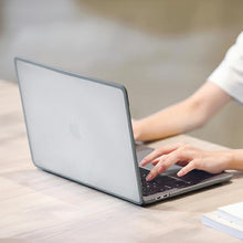 Заредете изображение във визуализатора на галерията – UNIQ etui Venture MacBook Pro 13" (2016 -2020) szary/charcoal frost - TopMag
