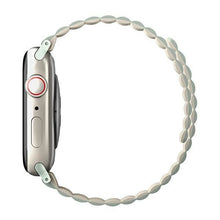 Заредете изображение във визуализатора на галерията – UNIQ pasek Revix Apple Watch Series 4/5/6/7/8/SE/SE2 38/40/41mm. Reversible Magnetic zielony-beżowy/sage-beige - TopMag
