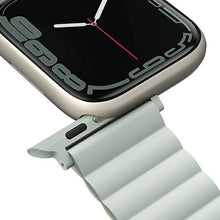 Заредете изображение във визуализатора на галерията – UNIQ pasek Revix Apple Watch Series 4/5/6/7/8/SE/SE2 38/40/41mm. Reversible Magnetic zielony-beżowy/sage-beige - TopMag
