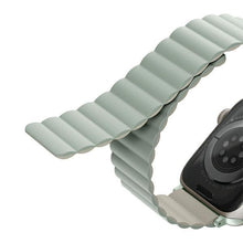 Заредете изображение във визуализатора на галерията – UNIQ pasek Revix Apple Watch Series 4/5/6/7/8/SE/SE2 38/40/41mm. Reversible Magnetic zielony-beżowy/sage-beige - TopMag

