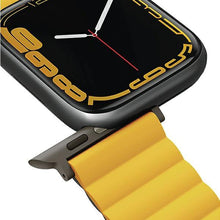Заредете изображение във визуализатора на галерията – UNIQ pasek Revix Apple Watch Series 4/5/6/7/8/SE/SE2/Ultra 42/44/45mm. Reversible Magnetic musztardowy-khaki/mustard-khaki - TopMag
