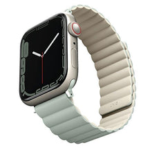 Заредете изображение във визуализатора на галерията – UNIQ pasek Revix Apple Watch Series 4/5/6/7/8/SE/SE2/Ultra 42/44/45mm. Reversible Magnetic szałwia-beżowy/sage-beige - TopMag
