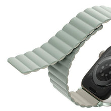 Заредете изображение във визуализатора на галерията – UNIQ pasek Revix Apple Watch Series 4/5/6/7/8/SE/SE2/Ultra 42/44/45mm. Reversible Magnetic szałwia-beżowy/sage-beige - TopMag
