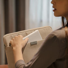 Заредете изображение във визуализатора на галерията – UNIQ torba Bergen laptop Sleeve 14" beżowy/ivory beige - TopMag
