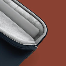 Заредете изображение във визуализатора на галерията – UNIQ torba Bergen laptop Sleeve 14" niebieski/abyss blue - TopMag
