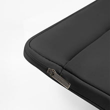 Заредете изображение във визуализатора на галерията – UNIQ torba Bergen laptop Sleeve 16" czarny/midnight black - TopMag
