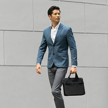 Заредете изображение във визуализатора на галерията – UNIQ torba Stockholm laptop Sleeve 16" czarny/midnight black - TopMag
