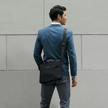 Заредете изображение във визуализатора на галерията – UNIQ torba Stockholm laptop Sleeve 16" niebieski/abyss blue - TopMag
