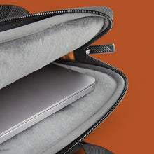 Заредете изображение във визуализатора на галерията – UNIQ torba Stockholm laptop Sleeve 16" niebieski/abyss blue - TopMag
