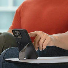 Заредете изображение във визуализатора на галерията – Uniq case Transforma iPhone 14 6.1" Magclick Charging black/ebony black
