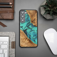 Заредете изображение във визуализатора на галерията – Bewood Unique Turquoise Wood and Resin Case for Samsung Galaxy S23 Plus - Turquoise Black
