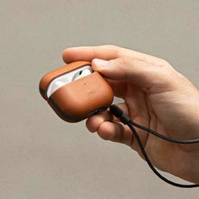 Заредете изображение във визуализатора на галерията – Uniq case Terra AirPods Pro 2 gen. Genuine Leather brown/toffee brown
