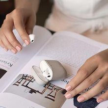 Заредете изображение във визуализатора на галерията – UNIQ etui Lino AirPods 1/2 gen. Silicone szary/ash grey
