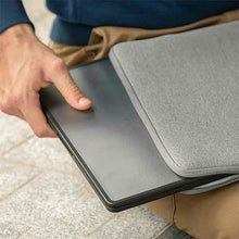 Заредете изображение във визуализатора на галерията – Uniq case Venture MacBook Air 13" (2018-2022) black/midnight black
