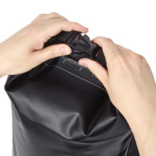 Заредете изображение във визуализатора на галерията – Spigen a630 universal waterproof bag black - TopMag
